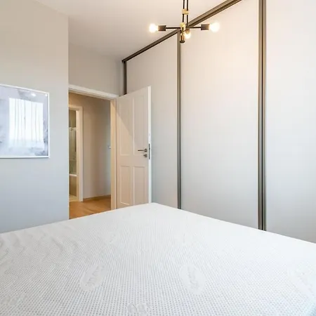 Azizi, Private Parking Garage Free, 5 Min Peso Do Centra Апартаменты Кошице